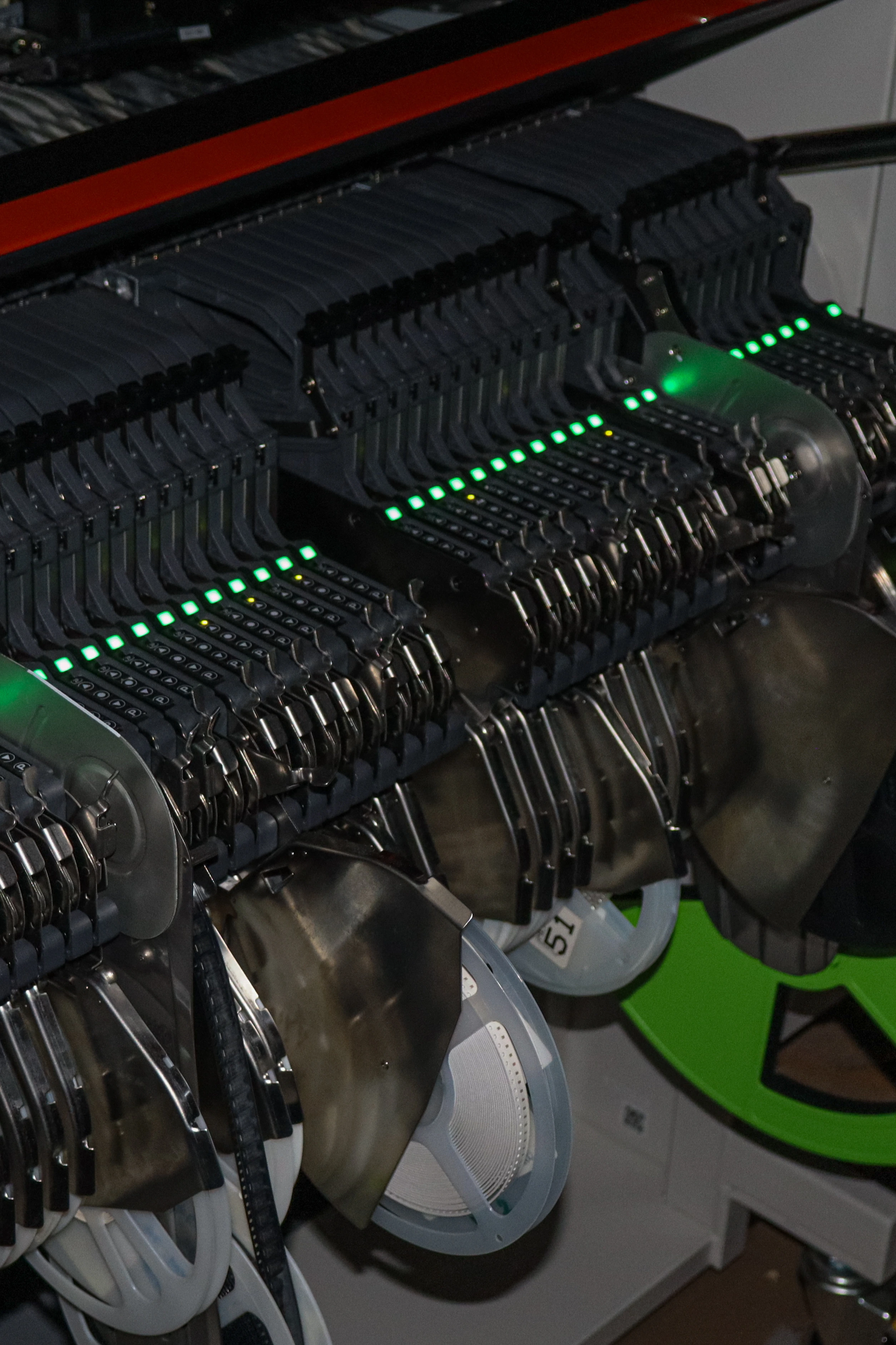 Carro de acoplamiento relleno de feeders con componentes